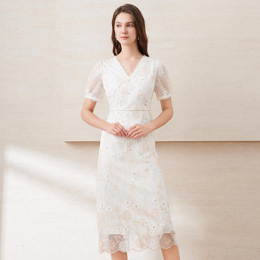 EITIE爱特爱精致绣花蕾丝V领修身显瘦氛围感连衣裙夏季新款B2507604 商品图3