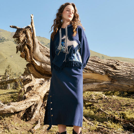 两三事梵高（上衣）白驹空谷 秋新款刺绣流苏不对称下摆卫衣 商品图3