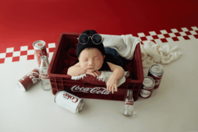 【米卡摄影新生儿/满月】免费上门拍摄+服装造型3组＋6张电子底片，拼团加赠四张局部特写