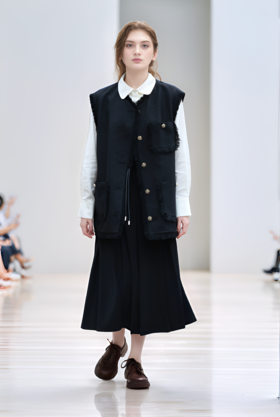 宽肩夹须边直身马甲