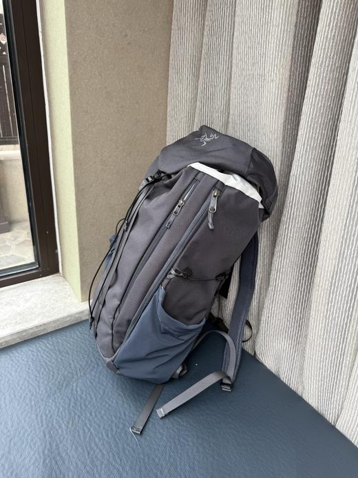 点此购买 始祖鸟轻装上阵Mantis 20升多功能双肩包 xj 311276 商品图11