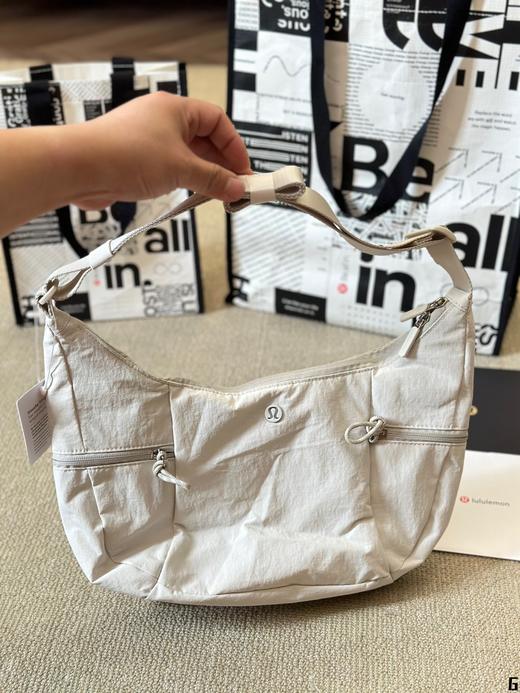 lululemon Slouchy斜跨运动牛角包 6L/13L  太好看啦 复古时髦又大气 （MT） 商品图6