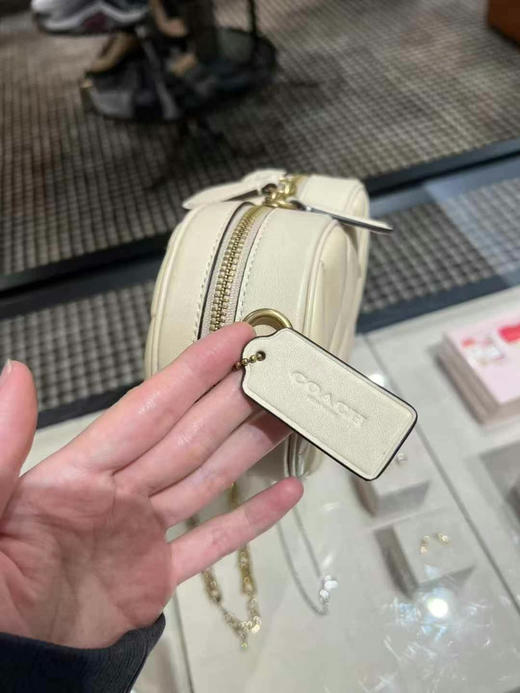 [爱心]超低好价，1250直邮到手Coach专柜款 Heart 19爱心盒子包，菱格纹设计，精致感满满，可以放下手机，奶油卡其色，尺寸约: 19*16*5cm 商品图3