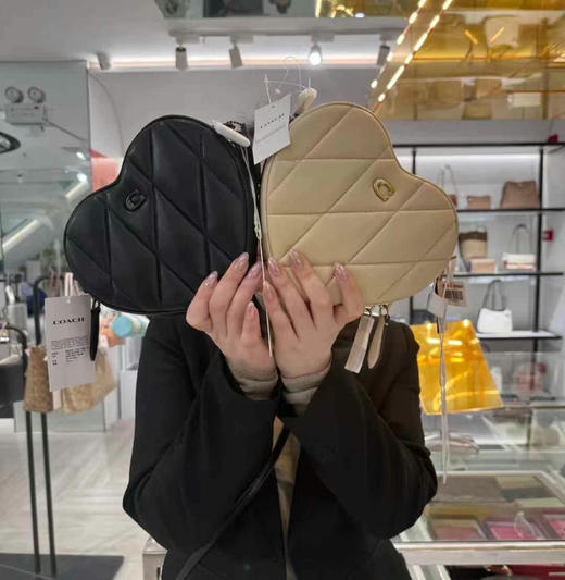 [爱心]超低好价，1250直邮到手Coach专柜款 Heart 19爱心盒子包，菱格纹设计，精致感满满，可以放下手机，炫酷黑色[嘿哈]尺寸约: 19*16*5cm 商品图8