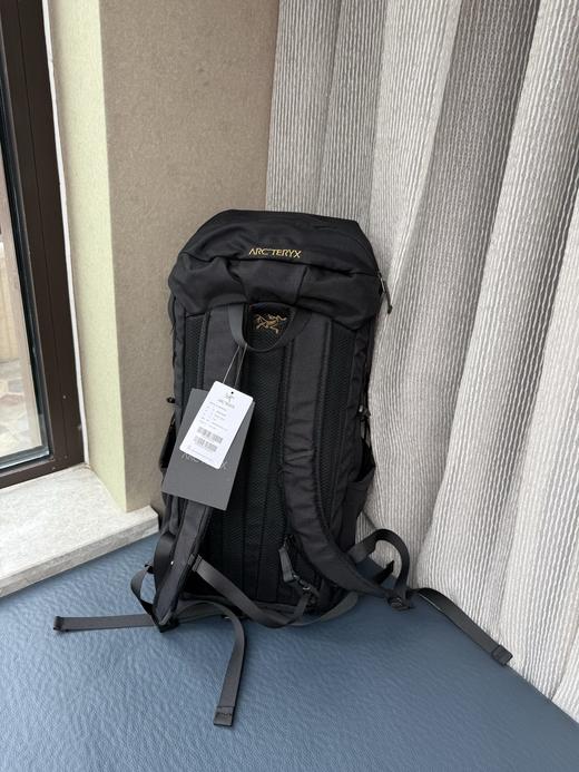 点此购买 始祖鸟轻装上阵Mantis 20升多功能双肩包 xj 311276 商品图7