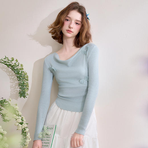 西遇一字肩针织衫女新款浅蓝色蝴蝶装饰荡领长袖上衣D0050389/V0050677 商品图2