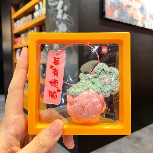 「数款可选！礼盒装」创意手工编织毛线钩织好柿花生钥匙扣精致毛绒钩织好事发生包挂件时尚饰品 商品图1