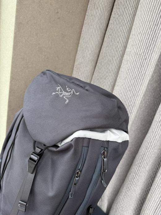 点此购买 始祖鸟轻装上阵Mantis 20升多功能双肩包 xj 311276 商品图12