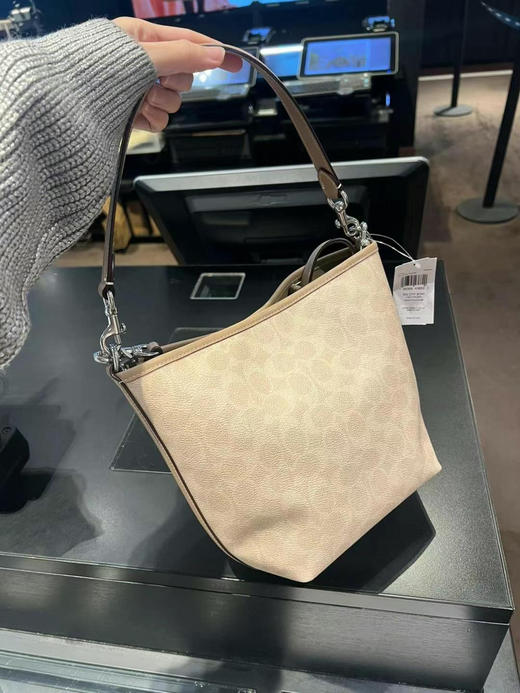 🎁限时低价，1250直邮到手最新色❗️奶茶卡其拼色logo，Coach 新款city logo水桶包，一长一短两根肩带，超轻且容量大，21X16.5cm 商品图3