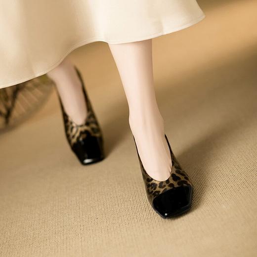 【预售5天】春季新款方头浅口粗跟豹纹拼接低跟平底单鞋MBJR&6856 商品图1