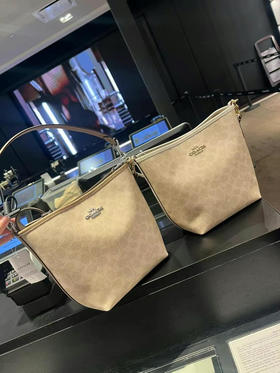 🎁限时低价，1250直邮到手最新色❗️奶茶卡其拼色logo，Coach 新款city logo水桶包，一长一短两根肩带，超轻且容量大，21X16.5cm