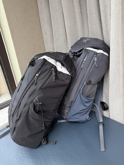 点此购买 始祖鸟轻装上阵Mantis 20升多功能双肩包 xj 311276 商品图2