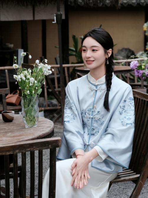 盛唐牡丹 |吉祥宝瓶团纹对襟外套-月白蓝 商品图0