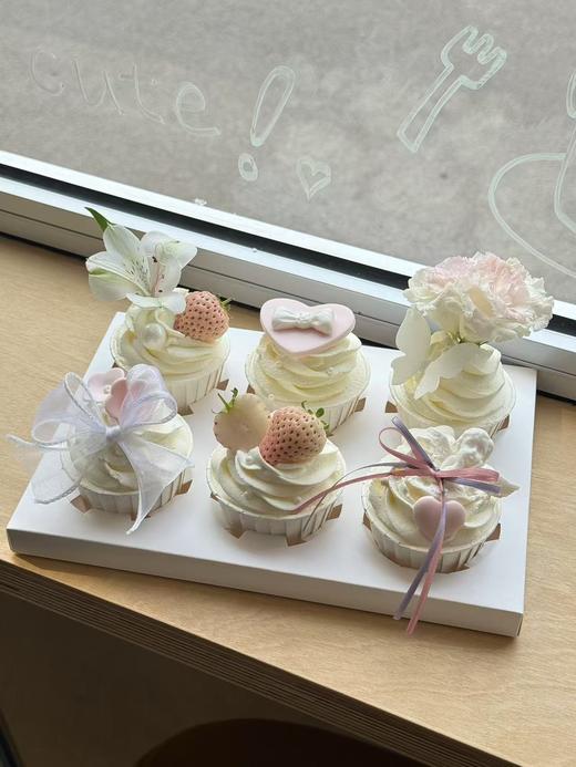 女神节杯子蛋糕礼盒（鲜花随机） 商品图0