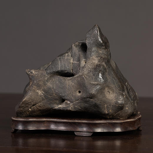 清 张叔未款“凤凰于冈”黑太湖山子文房赏石（红木座） 商品图1