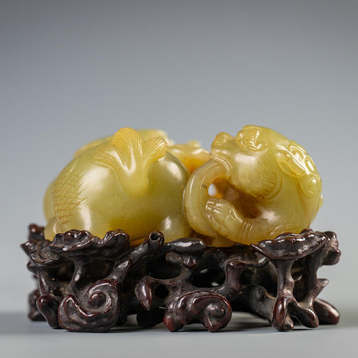 清 玉雕狮子滚绣球摆件（红木座） 商品图0