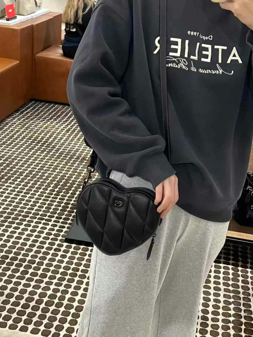 [爱心]超低好价，1250直邮到手Coach专柜款 Heart 19爱心盒子包，菱格纹设计，精致感满满，可以放下手机，炫酷黑色[嘿哈]尺寸约: 19*16*5cm 商品图5