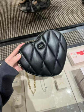 [爱心]超低好价，1250直邮到手Coach专柜款 Heart 19爱心盒子包，菱格纹设计，精致感满满，可以放下手机，炫酷黑色[嘿哈]尺寸约: 19*16*5cm