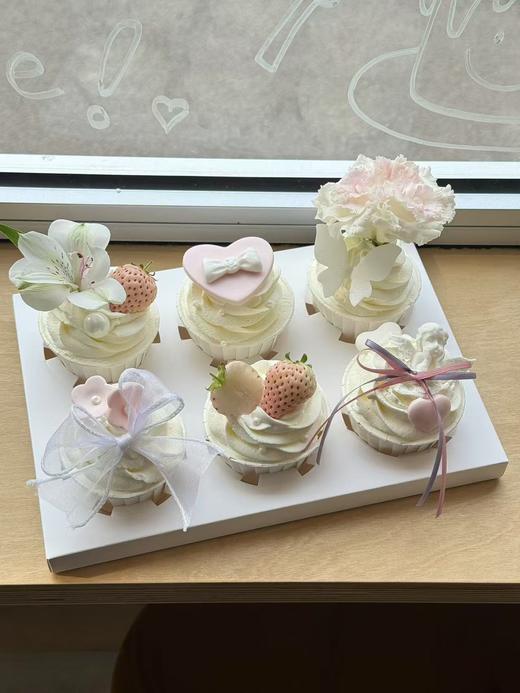 女神节杯子蛋糕礼盒（鲜花随机） 商品图1