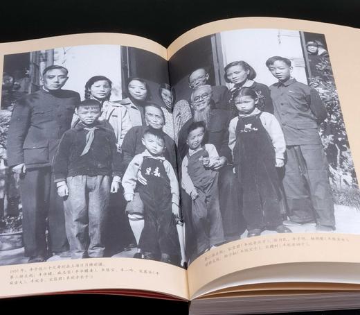 丰子恺两种：《日月楼中日月长：丰子恺家庭影像 随笔 漫画精选集》《星河界里星河转：丰子恺和他的朋友们》，小16开，丰子恺著，丰一吟授权、杨子耘等编著，上海文化出版社2017年二印/2019年一印 商品图4