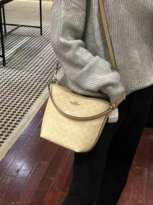 🎁限时低价，1250直邮到手最新色❗️奶茶卡其拼色logo，Coach 新款city logo水桶包，一长一短两根肩带，超轻且容量大，21X16.5cm 商品图7