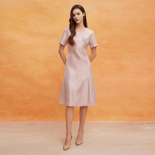 QF815斯尔丽2025新款法式浪漫优雅丝毛小礼服收腰放摆配胸针连衣裙 商品图3