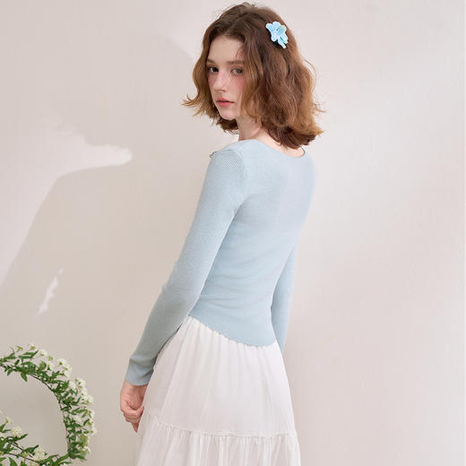 西遇一字肩针织衫女新款浅蓝色蝴蝶装饰荡领长袖上衣D0050389/V0050677 商品图4