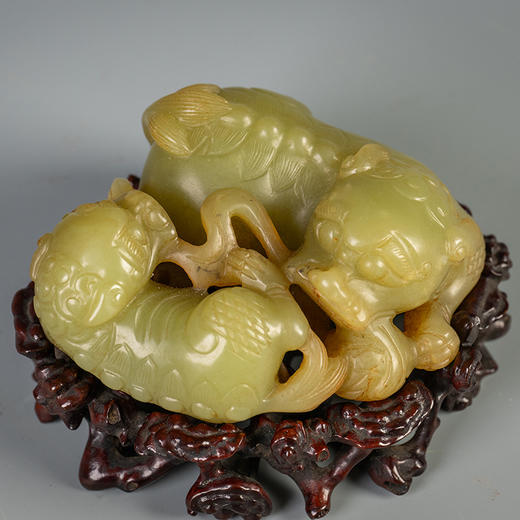 清 玉雕狮子滚绣球摆件（红木座） 商品图2