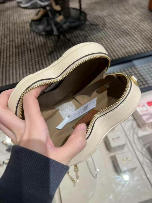 [爱心]超低好价，1250直邮到手Coach专柜款 Heart 19爱心盒子包，菱格纹设计，精致感满满，可以放下手机，奶油卡其色，尺寸约: 19*16*5cm 商品图4