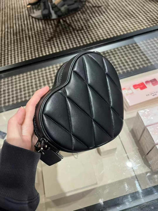[爱心]超低好价，1250直邮到手Coach专柜款 Heart 19爱心盒子包，菱格纹设计，精致感满满，可以放下手机，炫酷黑色[嘿哈]尺寸约: 19*16*5cm 商品图2