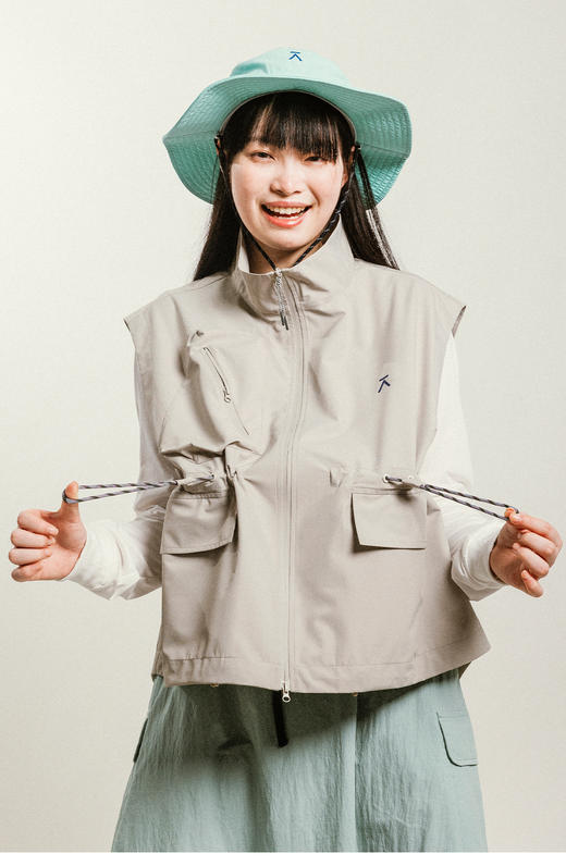 【春夏上新-福利特惠】ACMEITEM爱棵米 户外女士立领工装马甲宽松可调节防水拉链马甲GAG3090967A 商品图0