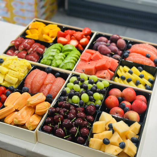 大四宫格果盘（当季水果随机） 商品图0