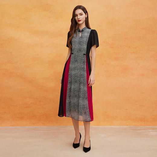 QF813斯尔丽2025新款新国风改良版旗袍收腰放摆插片拼接印花优雅连衣裙 商品图3