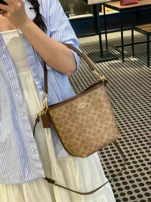 🎁限时折扣，1250直邮到手Coach 新款city logo水桶包，一长一短两根肩带，超轻，耐磨耐水材质，可以斜挎/手拎/单肩背21X16.5cm 商品图3