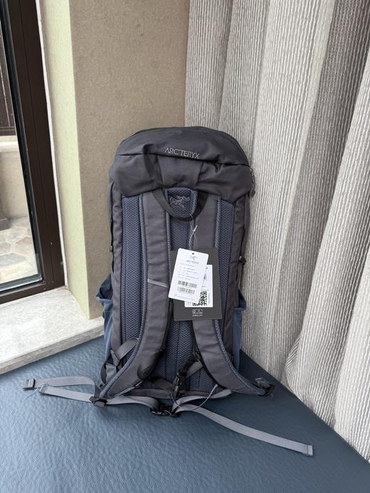 点此购买 始祖鸟轻装上阵Mantis 20升多功能双肩包 xj 311276 商品图10