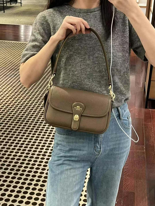 🎁新款上市，1599直邮到手Coach Kailey女士腋下包，简约又实用的一款，荔枝纹牛皮材质，轻便大容量，手提/斜挎都🉑23*14*9cm 商品图2