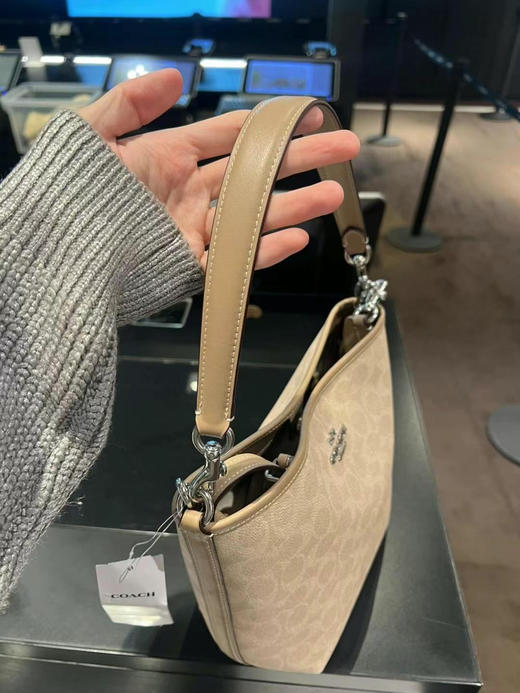 🎁限时低价，1250直邮到手最新色❗️奶茶卡其拼色logo，Coach 新款city logo水桶包，一长一短两根肩带，超轻且容量大，21X16.5cm 商品图2