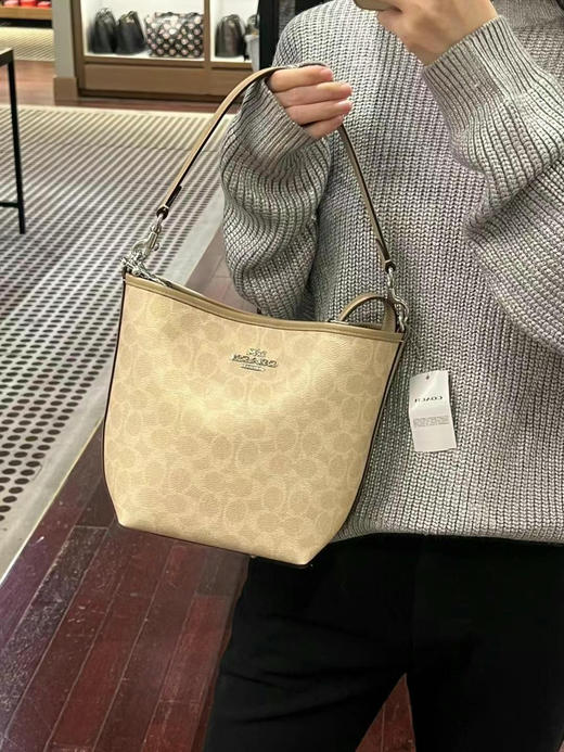 🎁限时低价，1250直邮到手最新色❗️奶茶卡其拼色logo，Coach 新款city logo水桶包，一长一短两根肩带，超轻且容量大，21X16.5cm 商品图5