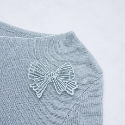 西遇一字肩针织衫女新款浅蓝色蝴蝶装饰荡领长袖上衣D0050389/V0050677 商品图5
