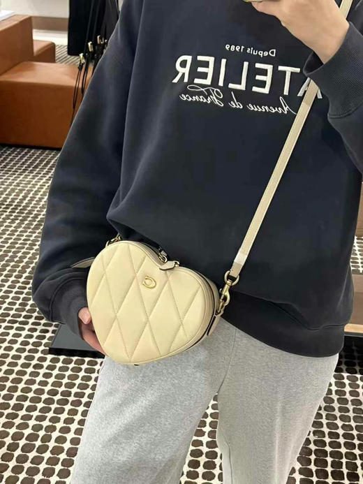 [爱心]超低好价，1250直邮到手Coach专柜款 Heart 19爱心盒子包，菱格纹设计，精致感满满，可以放下手机，奶油卡其色，尺寸约: 19*16*5cm 商品图6