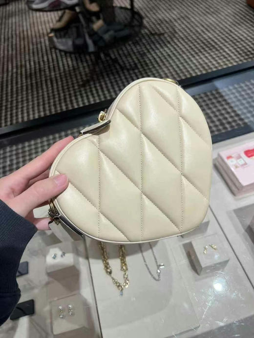 [爱心]超低好价，1250直邮到手Coach专柜款 Heart 19爱心盒子包，菱格纹设计，精致感满满，可以放下手机，奶油卡其色，尺寸约: 19*16*5cm 商品图2