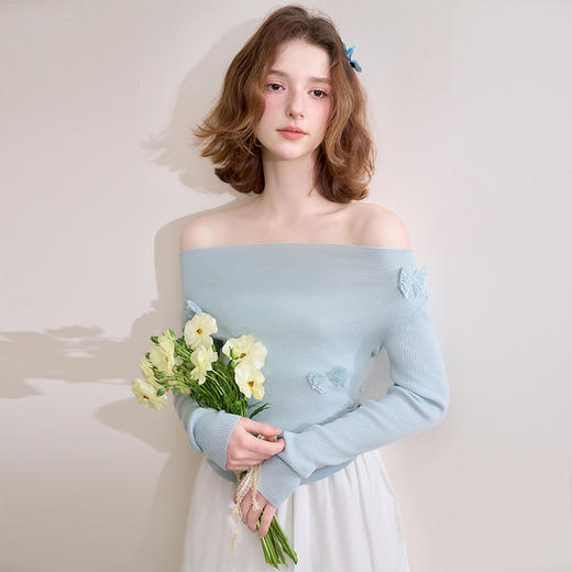 西遇一字肩针织衫女新款浅蓝色蝴蝶装饰荡领长袖上衣D0050389/V0050677 商品图0