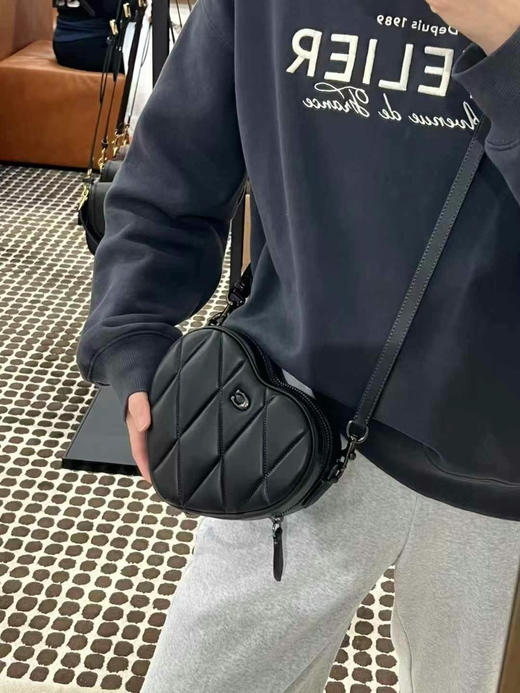 [爱心]超低好价，1250直邮到手Coach专柜款 Heart 19爱心盒子包，菱格纹设计，精致感满满，可以放下手机，炫酷黑色[嘿哈]尺寸约: 19*16*5cm 商品图4