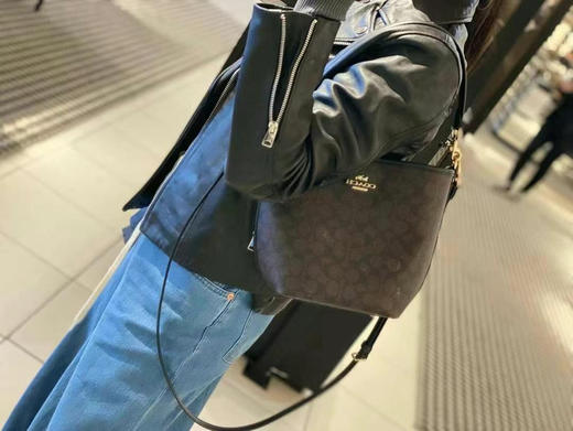 🎁限时折扣，1250直邮到手Coach 新款city logo水桶包，一长一短两根肩带，超轻，耐磨耐水材质，可以斜挎/手拎/单肩背21X16.5cm 商品图6