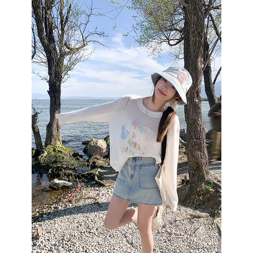 <曾小咸推荐>慵懒风白色彩色字母镂空罩衫T恤 商品图0