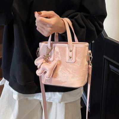 回头率超高【BFAG.Profit高级感小众撞色水桶包】 轻盈但巨能装颜值天花板了吧 妥妥不撞款ソ颜色高级 搭配衣服也很百搭ソ超显品位不撞包! 实用性 一百分!! 商品图1