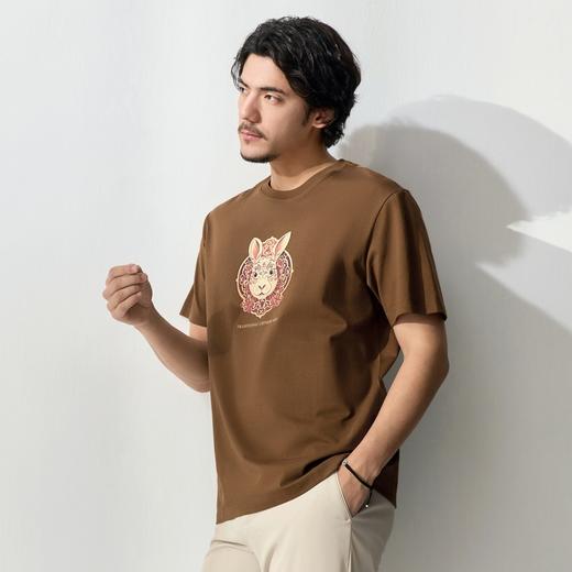 【十二生肖剪纸兔】柒牌短袖T恤男夏季新款卡通兔子休闲圆领上衣128T72100 商品图2