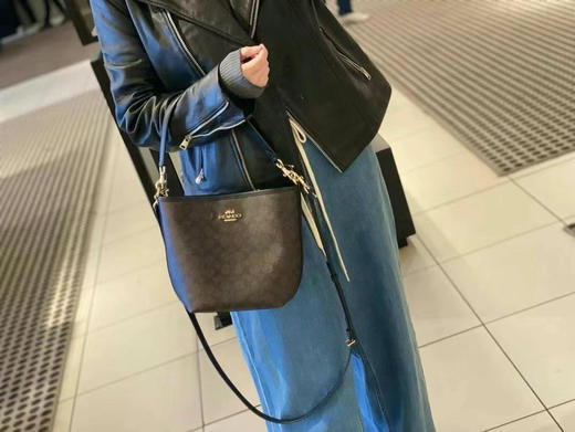 🎁限时折扣，1250直邮到手Coach 新款city logo水桶包，一长一短两根肩带，超轻，耐磨耐水材质，可以斜挎/手拎/单肩背21X16.5cm 商品图7