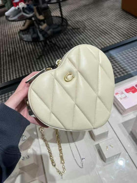 [爱心]超低好价，1250直邮到手Coach专柜款 Heart 19爱心盒子包，菱格纹设计，精致感满满，可以放下手机，奶油卡其色，尺寸约: 19*16*5cm