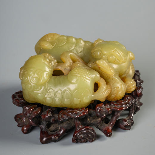 清 玉雕狮子滚绣球摆件（红木座） 商品图1